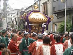 住宅街を抜ける神輿